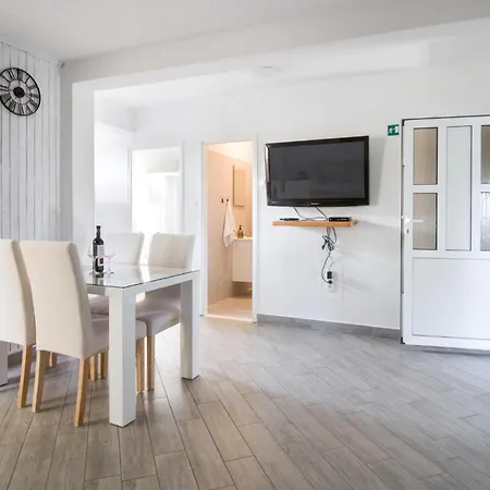 Four-bedroom In Vakantiehuis Primošten